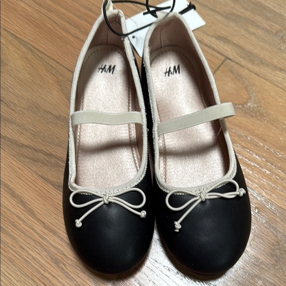 H&M Black and White Dress Shoes with Classic Design - Picture 2 of 5
